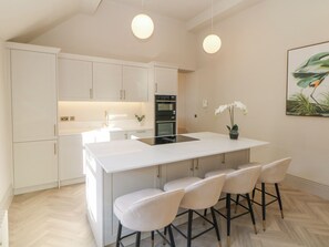 Ψυγείο, πλυντήριο πιάτων, βραστήρας νερού, φρυγανιέρα