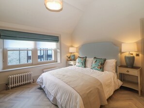 2 kamar tidur dan didekorasi berbeda-beda