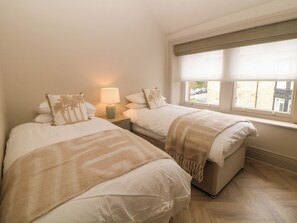 2 quartos, individualmente decorados, individualmente mobiliados