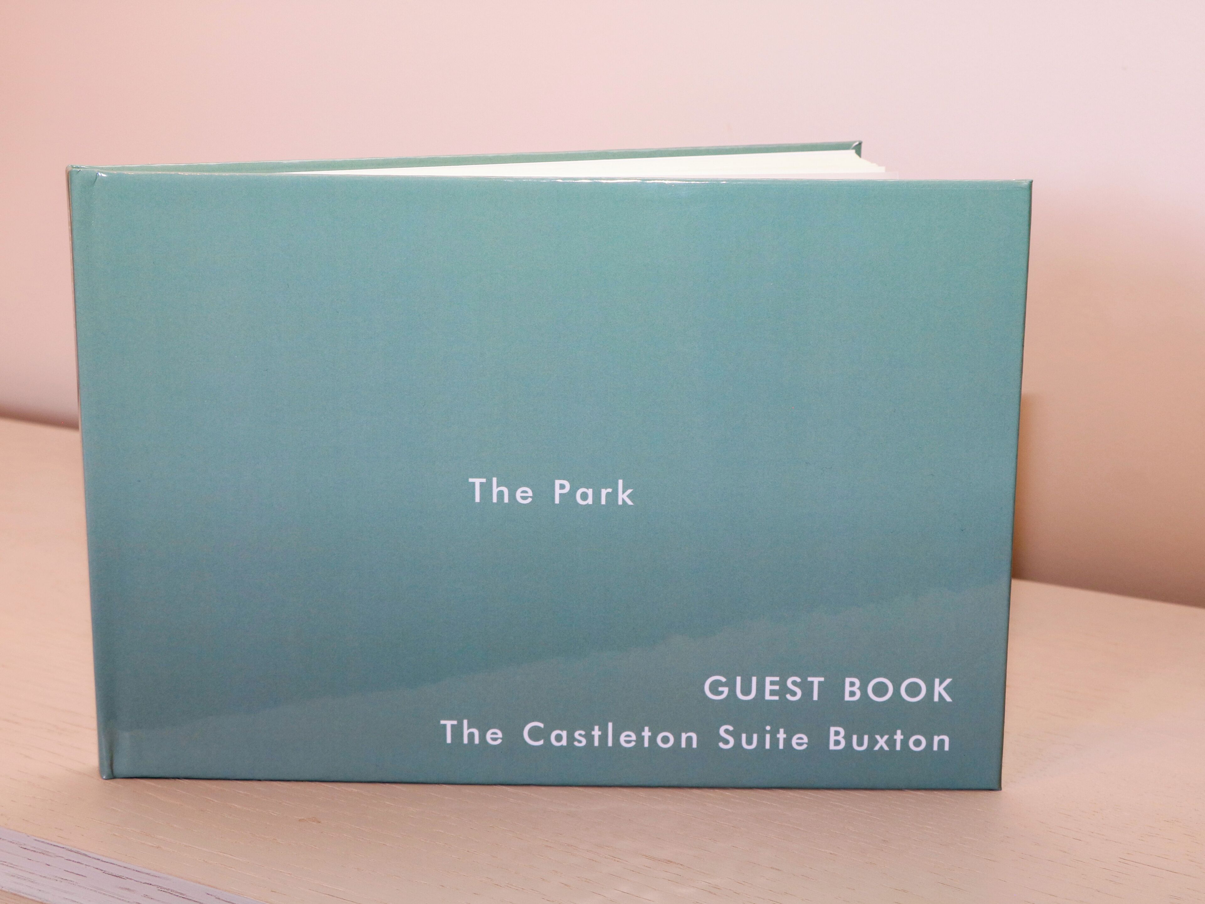 Vieraiden vieraskirja, jonka otsikkona on ”The Park”, Castleton Suite -sviitissä, Buxtonissa.