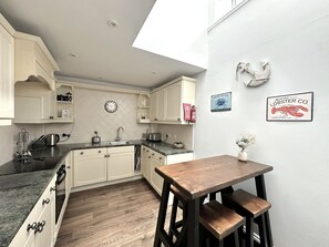 Cottage | Private kitchen | Fridge, dishwasher, cookware/dishes/utensils - Melanie's Cottage (Weymouth)