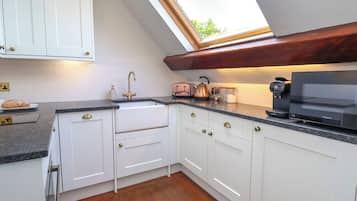 Kühlschrank, Geschirrspüler, Wasserkocher, Toaster