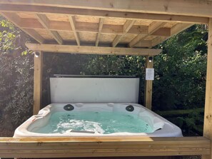 Outdoor spa tub - Lady Of The Lake (Leek)