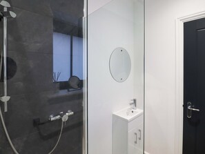 Shower - Bee Cottage (Canterbury)