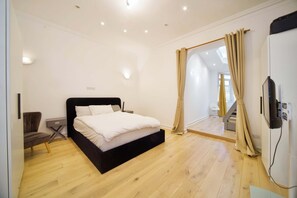 2 bedrooms, desk, WiFi, bed sheets - Chic 2BD Flat, 12 Mins from Hampstead Heath (London)