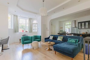 Unclassified image, 4 of 47, button - Chic 2BD Flat, 12 Mins from Hampstead Heath (London)