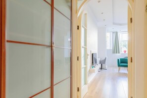 Interior - Chic 2BD Flat, 12 Mins from Hampstead Heath (London)