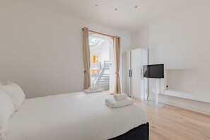 2 bedrooms, desk, WiFi, bed sheets - Chic 2BD Flat, 12 Mins from Hampstead Heath (London)