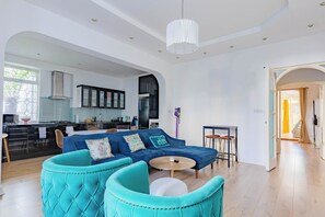 Unclassified image, 4 of 47, button