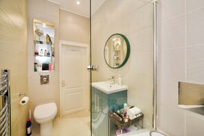Shower - Chic 2BD Flat, 12 Mins from Hampstead Heath (London)