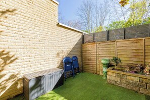 Property grounds - Chic 2BD Flat, 12 Mins from Hampstead Heath (London)