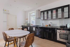 Unclassified image, 2 of 47, button - Chic 2BD Flat, 12 Mins from Hampstead Heath (London)