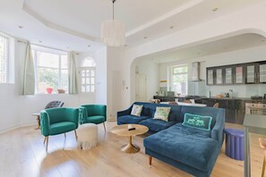 TV, offices - Chic 2BD Flat, 12 Mins from Hampstead Heath (London)