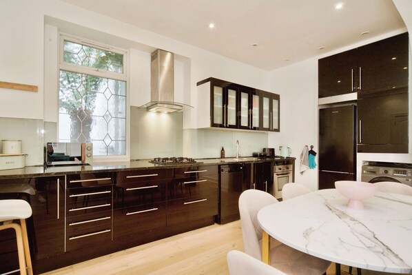 Unclassified image, 1 of 47, button - Chic 2BD Flat, 12 Mins from Hampstead Heath (London)