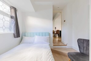 2 bedrooms, desk, WiFi, bed sheets