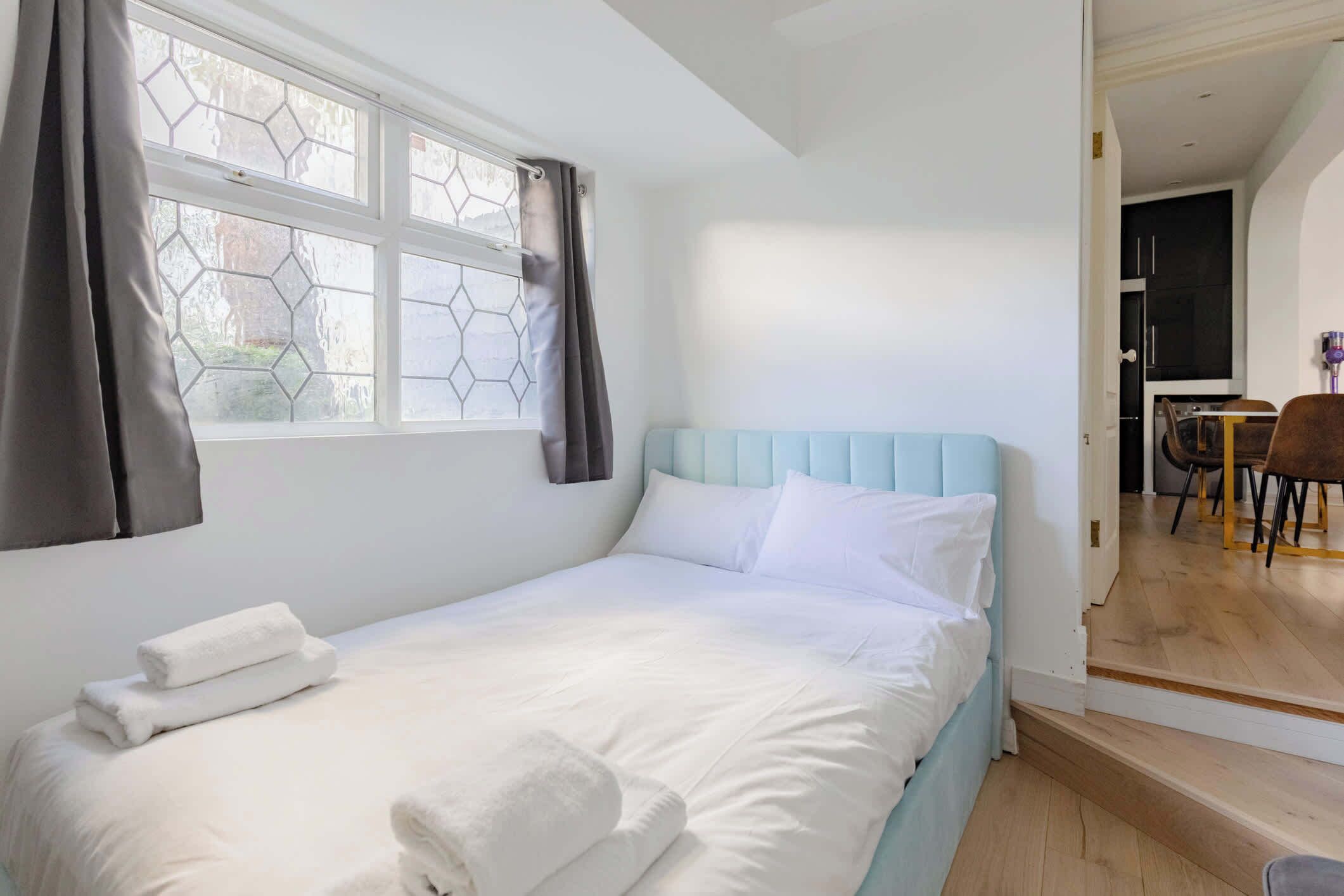 2 bedrooms, desk, WiFi, bed sheets