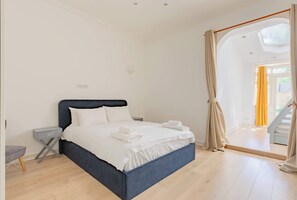 2 bedrooms, desk, WiFi, bed sheets - Chic 2BD Flat, 12 Mins from Hampstead Heath (London)