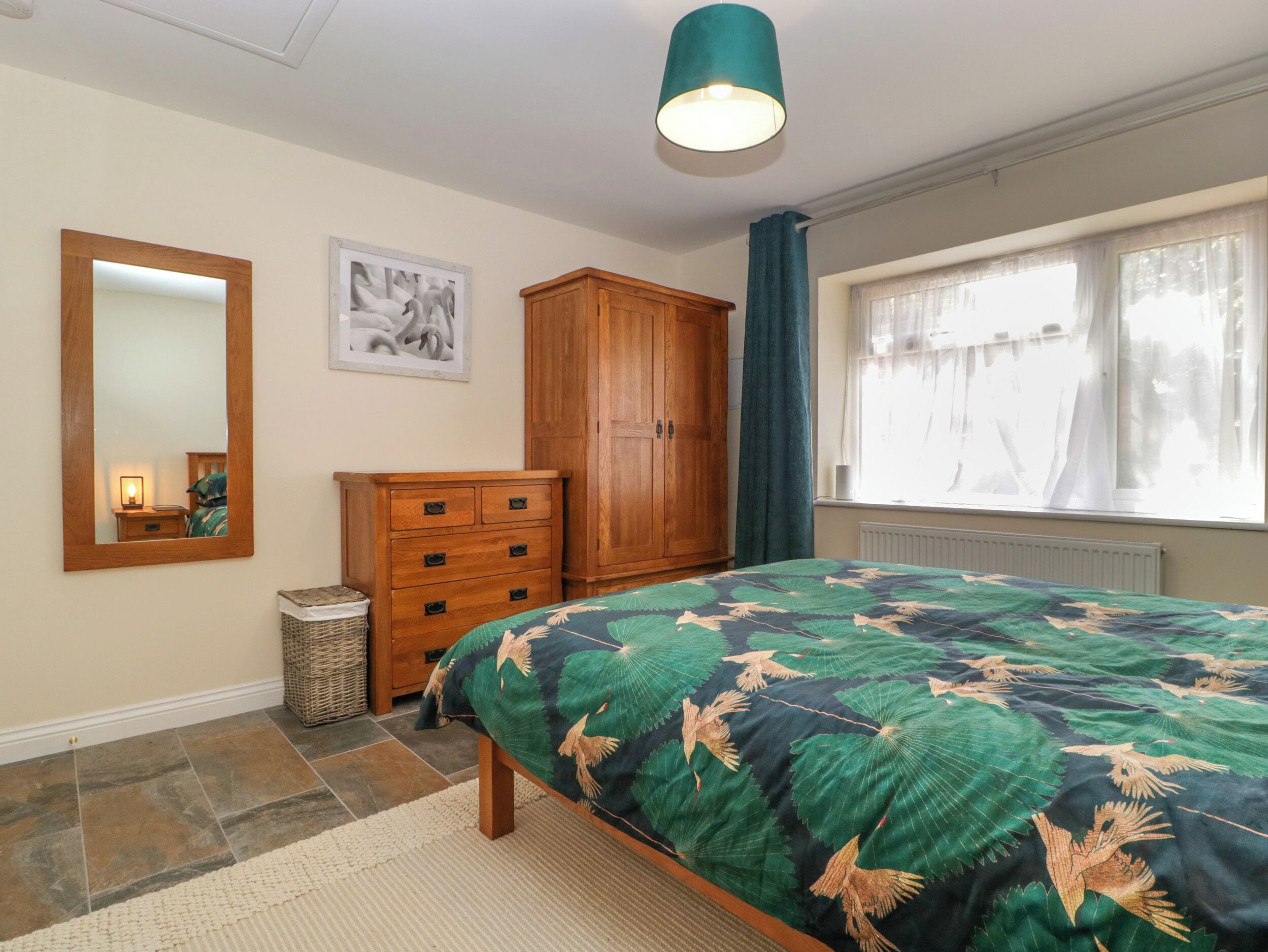 2 makuuhuonetta, yksilöllisesti sisustettu, yksilöllisesti kalustettu