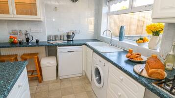 Frigorífico, lavavajillas, hervidor eléctrico y tostadora