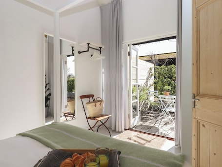 1 bedroom, individually decorated, individually furnished, free WiFi. The Apple Shed