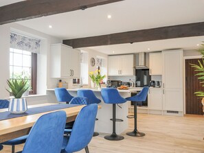 Geladeira, lava-louças, talheres/pratos/utensílios de cozinha