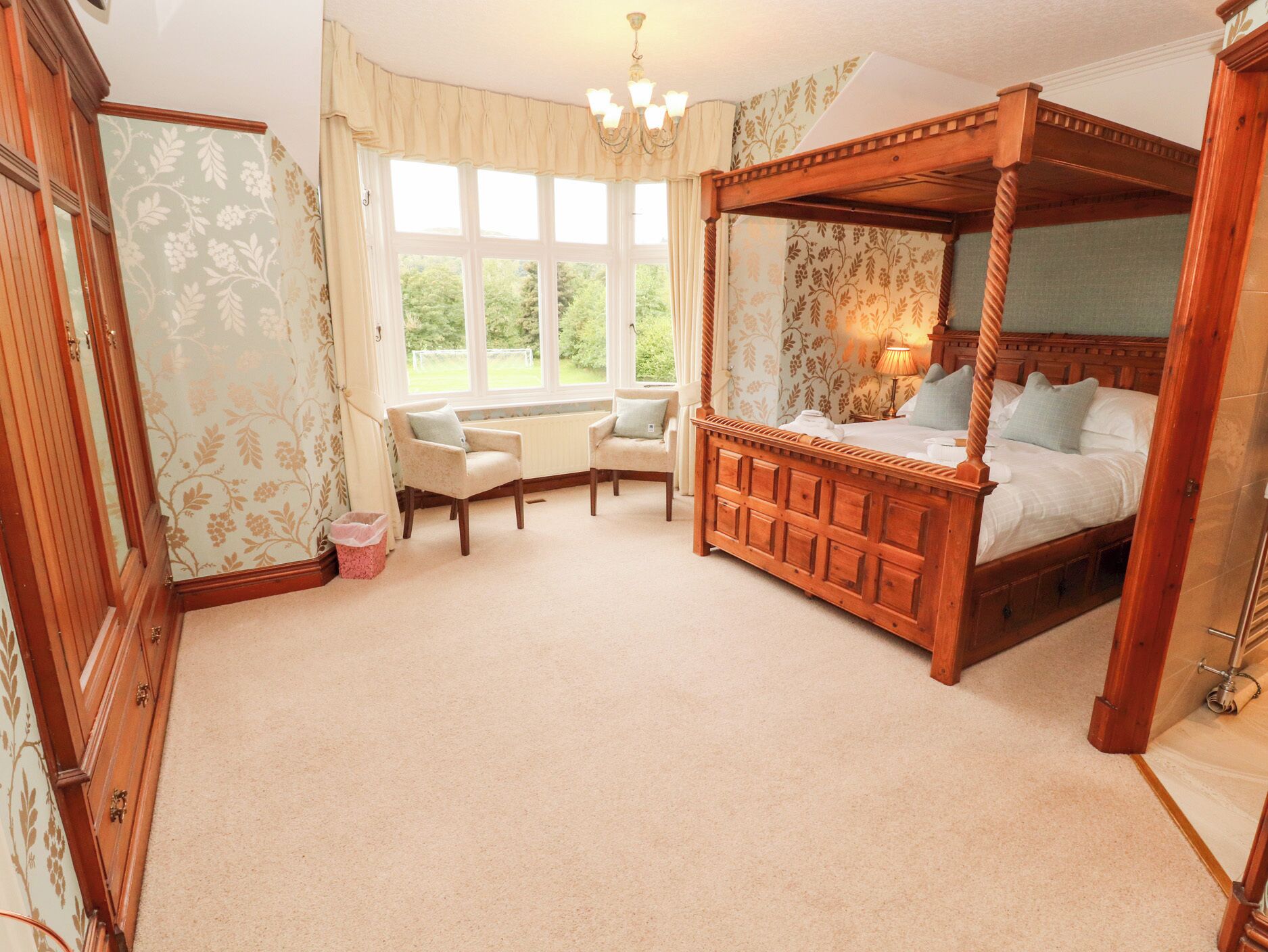 5 bedrooms, individually decorated, individually furnished, free WiFi