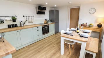 Geladeira, lava-louças, chaleira elétrica, torradeira