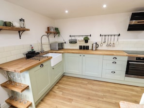 Fridge, dishwasher, electric kettle, toaster - Holborn Cottage, Blencathra Street (Keswick)