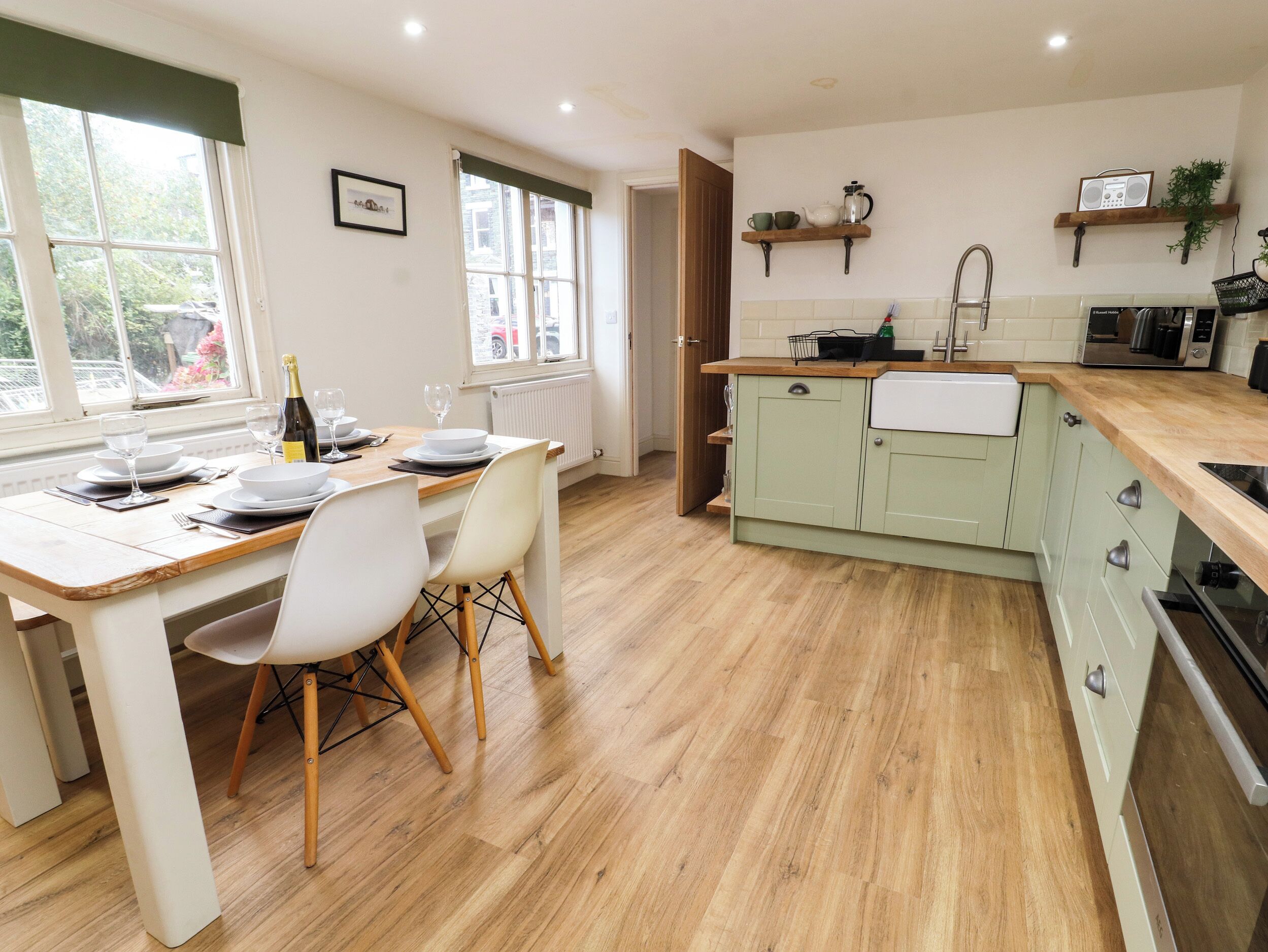 Ψυγείο, πλυντήριο πιάτων, βραστήρας νερού, φρυγανιέρα