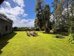 Outdoor dining - Pittencleroch Mill (Crieff)
