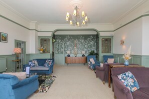 Lobby - Daphne (Helston)