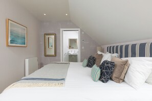 3 bedrooms, individually decorated, individually furnished, free WiFi - Daphne (Helston)