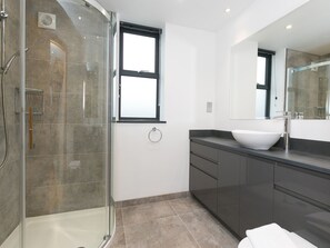 Shower, hair dryer - Nova Cottage (St Ives)