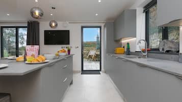 Refrigerador, lavavajillas, tetera/pava eléctrica, tostadora