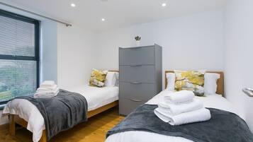 3 makuuhuonetta, yksilöllisesti sisustettu, yksilöllisesti kalustettu