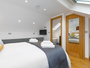 3 bedrooms, individually decorated, individually furnished, free WiFi
