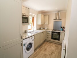 Refrigerador, lavavajillas, utensilios de cocina