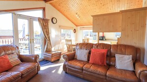A cozy living room with leather sofas and a wooden ceiling. - Kellet Lodge (Carnforth)