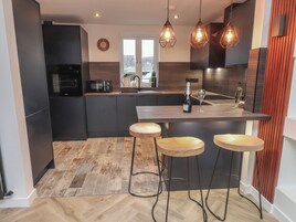 Refrigerador, lavavajillas, utensilios de cocina