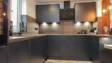 Fridge, dishwasher, cookware/dishes/utensils