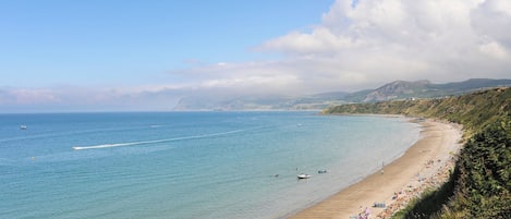 Una playa cerca