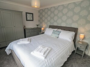 3 bedrooms, individually decorated, individually furnished, free WiFi - 36 Chatsworth Close (Bridlington)