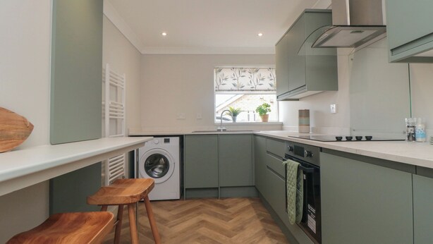 ثلاجة، غلّاية كهربائية، محمصة خبز، مستلزمات طهي/أطباق/أوعية