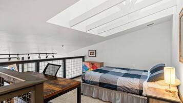 2 chambres, bureau, fer et planche à repasser, lit de bébé portatif