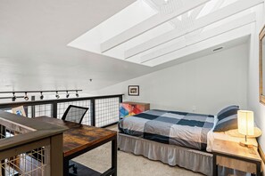 2 chambres, bureau, fer et planche à repasser, lit parapluie