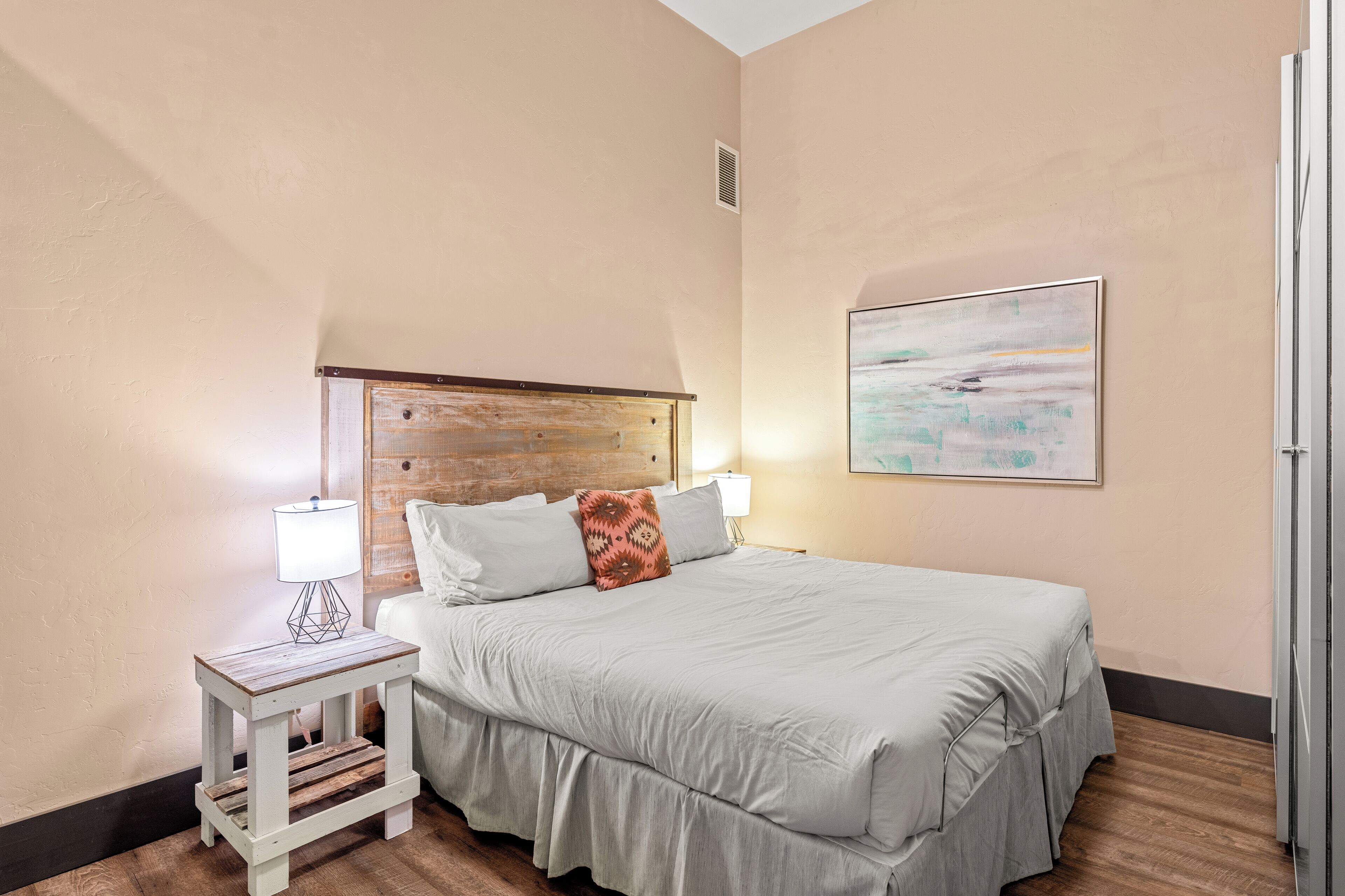 2 室のベッドルーム、デスク、アイロン / アイロン台、旅行用ベビーベッド