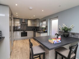 Refrigerador, lavavajillas, tetera/pava eléctrica, tostadora