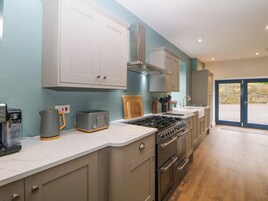 Refrigerador, lavavajillas, utensilios de cocina