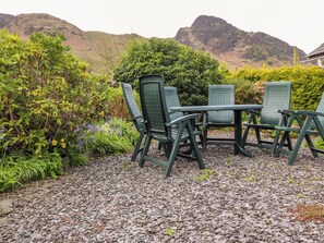 A patio with a table and four chairs, surrounded by gravel and various plants. - One Side House Farm (Ambleside)