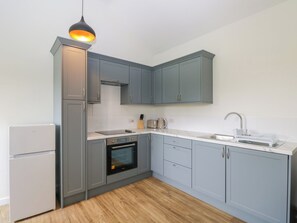 Kjøleskap, vannkoker, brødrister og kjøkkenutstyr